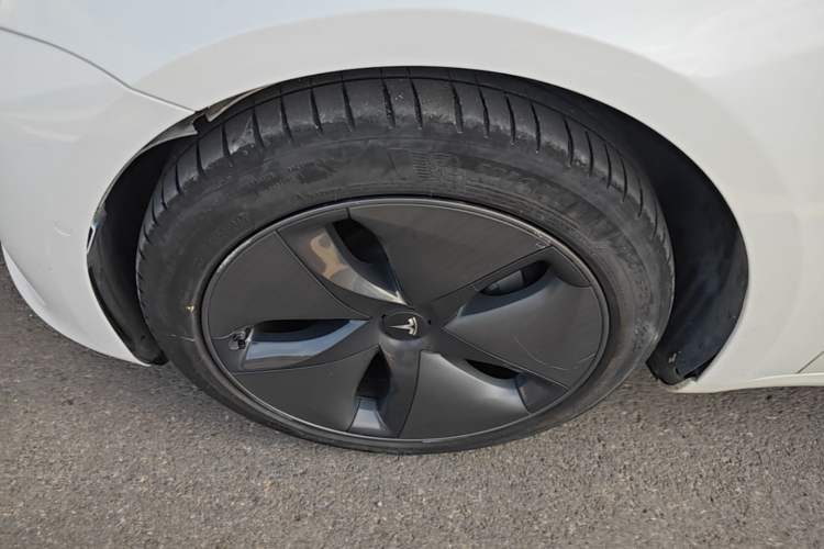 Used Tesla Model 3 2019 Long-Range All-Wheel-Drive Version Left Front Wheel Hub