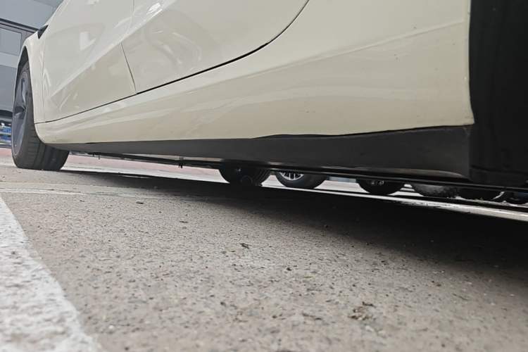 Used Tesla Model 3 2019 Long-Range All-Wheel-Drive Version Left Side Sill