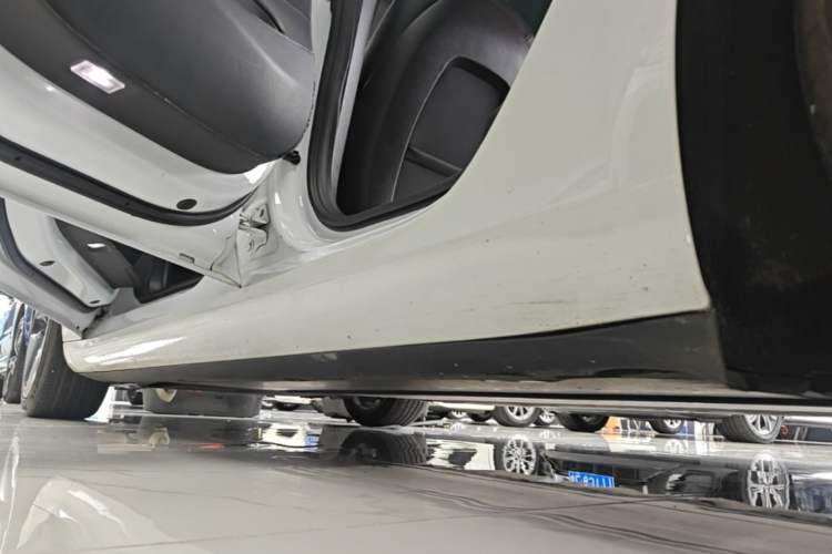 Used Tesla Model 3 2019 Long-Range Rear-Wheel-Drive Version Left Side Sill