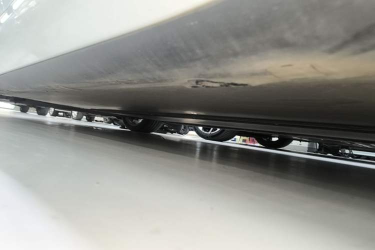 Used Tesla Model 3 2019 Long-Range All-Wheel-Drive Version Left Side Sill