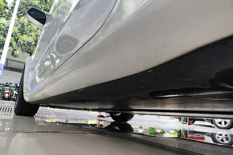 Used Tesla Model 3 2019 Standard Range Rear-Wheel Drive Upgraded Version (52 kWh) Left Side Sill