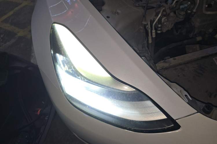 Used Tesla Model 3 2019 Standard Range Rear-Wheel Drive Upgraded Version (60 kWh) Right Front Headlight