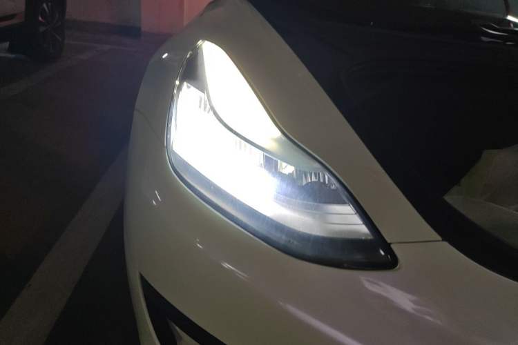 Used Tesla Model 3 2019 Standard Range Rear-Wheel Drive Upgraded Version (60 kWh) Right Front Headlight