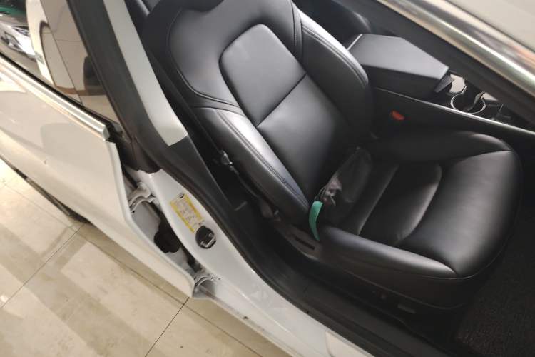 Used Tesla Model 3 2019 Long-Range All-Wheel-Drive Version Right Front Seat