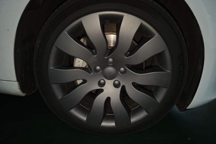 Used Tesla Model 3 2019 Long-Range All-Wheel-Drive Version Right Front Wheel Hub