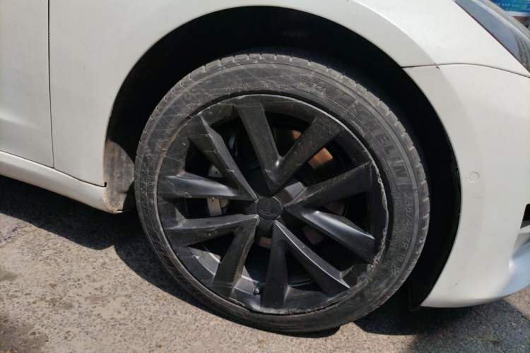 Used Tesla Model 3 2019 Standard Range Rear-Wheel Drive Upgraded Version (60 kWh) Right Front Wheel Hub