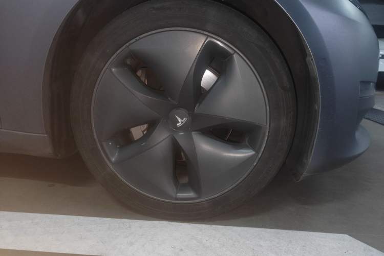 Used Tesla Model 3 2019 Long-Range Rear-Wheel-Drive Version Right Front Wheel Hub