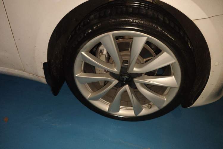 Used Tesla Model 3 2019 Long-Range Rear-Wheel-Drive Version Right Front Wheel Hub