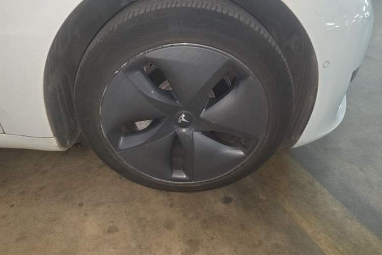 Used Tesla Model 3 2019 Standard Range Rear-Wheel Drive Upgraded Version (52 kWh) Right Front Wheel Hub