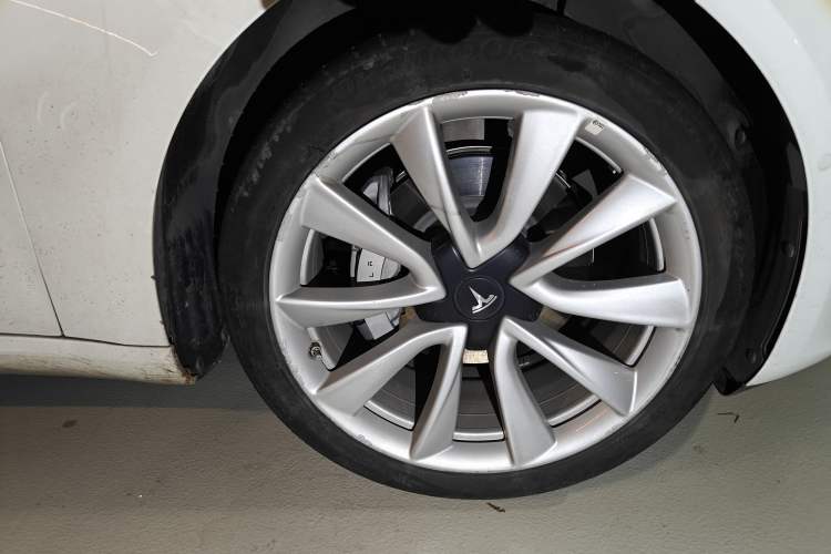 Used Tesla Model 3 2019 Standard Range Rear-Drive Upgraded Version Right Front Wheel Hub