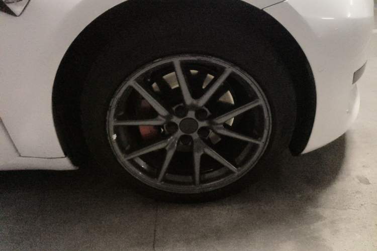 Used Tesla Model 3 2019 Standard Range Rear-Wheel Drive Upgraded Version (60 kWh) Right Front Wheel Hub