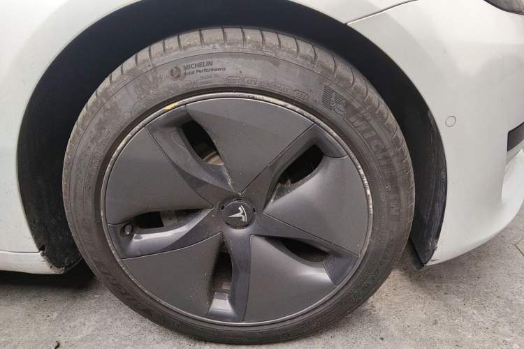 Used Tesla Model 3 2019 Standard Range Rear-Wheel Drive Upgraded Version (60 kWh) Right Front Wheel Hub