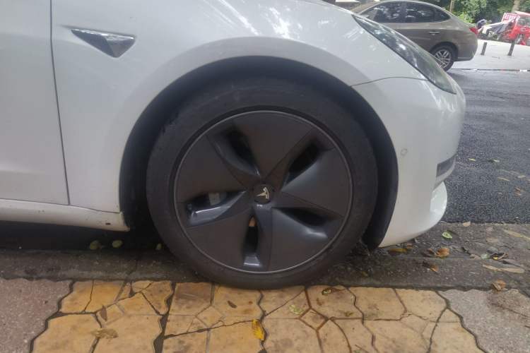 Used Tesla Model 3 2019 Long-Range All-Wheel-Drive Version Right Front Wheel Hub