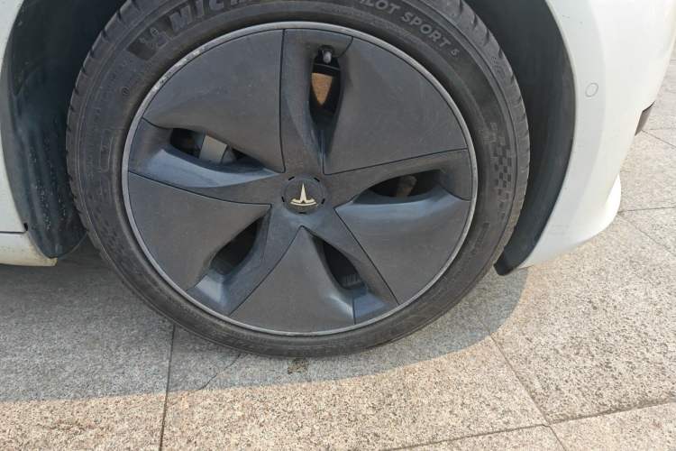 Used Tesla Model 3 2019 Standard Range Rear-Drive Upgraded Version Right Front Wheel Hub