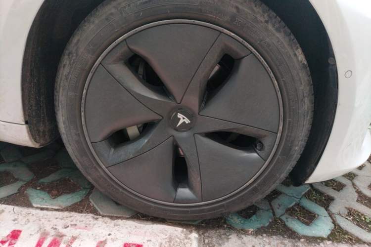 Used Tesla Model 3 2019 Long-Range Rear-Wheel-Drive Version Right Front Wheel Hub