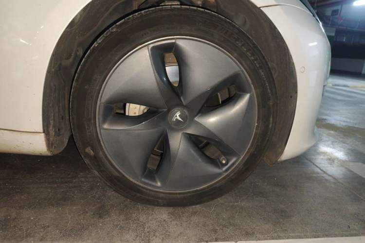 Used Tesla Model 3 2019 Long-Range Rear-Wheel-Drive Version Right Front Wheel Hub