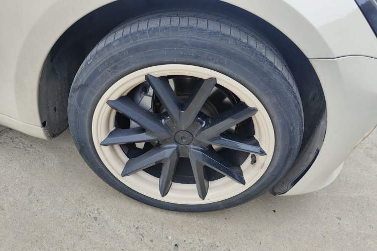 Used Tesla Model 3 2019 Long-Range All-Wheel-Drive Version Right Front Wheel Hub