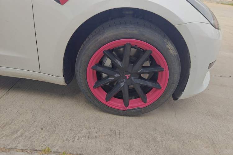 Used Tesla Model 3 2019 Standard Range Rear-Wheel Drive Upgraded Version (52 kWh) Right Front Wheel Hub