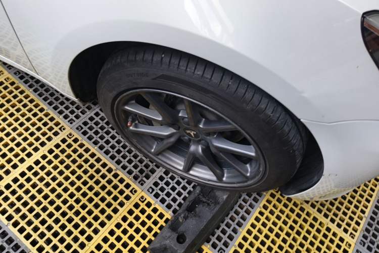 Used Tesla Model 3 2019 Standard Range Rear-Wheel Drive Upgraded Version (52 kWh) Right Front Wheel Hub
