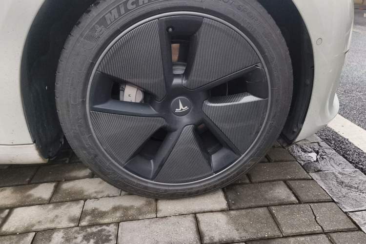 Used Tesla Model 3 2019 Long-Range Rear-Wheel-Drive Version Right Front Wheel Hub