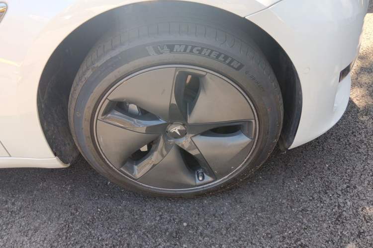 Used Tesla Model 3 2019 Standard Range Rear-Wheel Drive Upgraded Version (52 kWh) Right Front Wheel Hub