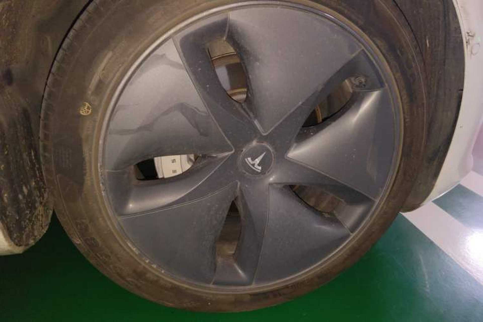 Used Tesla Model 3 2019 Standard Range Rear-Wheel Drive Upgraded Version (60 kWh) Right Front Wheel Hub