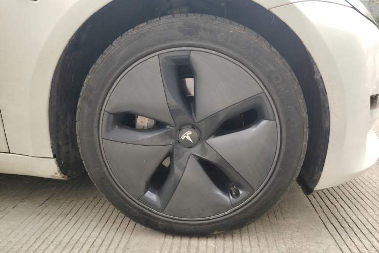 Used Tesla Model 3 2019 Long-Range All-Wheel-Drive Version Right Front Wheel Hub
