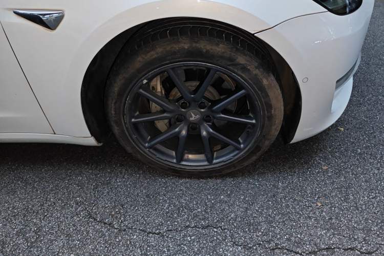 Used Tesla Model 3 2019 Long-Range All-Wheel-Drive Version Right Front Wheel Hub