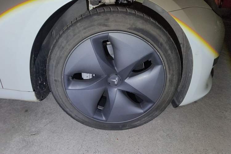 Used Tesla Model 3 2019 Long-Range All-Wheel-Drive Version Right Front Wheel Hub