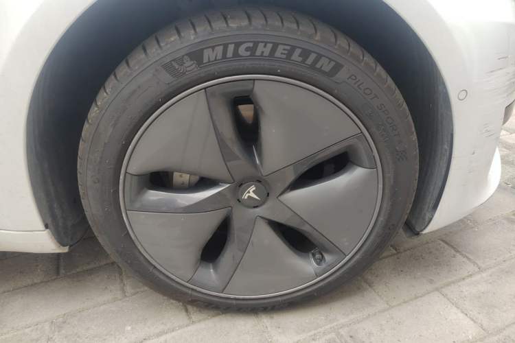 Used Tesla Model 3 2019 Standard Range Rear-Wheel Drive Upgraded Version (52 kWh) Right Front Wheel Hub