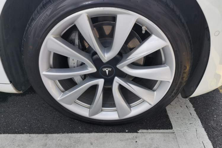 Used Tesla Model 3 2019 Standard Range Rear-Drive Upgraded Version Right Front Wheel Hub