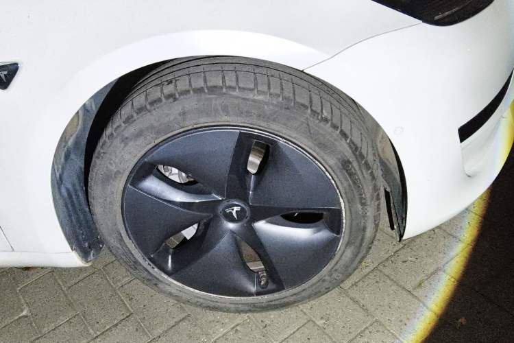 Used Tesla Model 3 2019 Standard Range Rear-Wheel Drive Upgraded Version (52 kWh) Right Front Wheel Hub