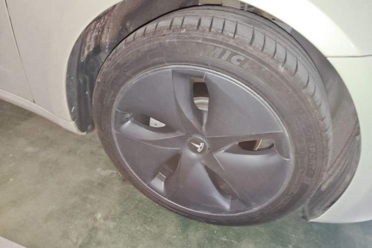 Used Tesla Model 3 2019 Standard Range Rear-Wheel Drive Upgraded Version (60 kWh) Right Front Wheel Hub