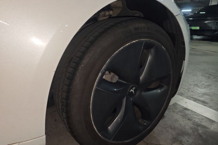 Used Tesla Model 3 2019 Standard Range Rear-Wheel Drive Upgraded Version (52 kWh) Right Front Wheel Hub