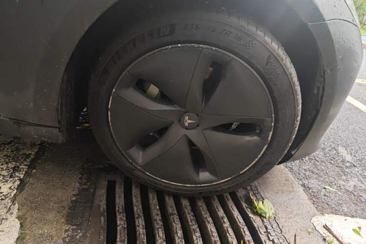 Used Tesla Model 3 2019 Standard Range Rear-Wheel Drive Upgraded Version (52 kWh) Right Front Wheel Hub