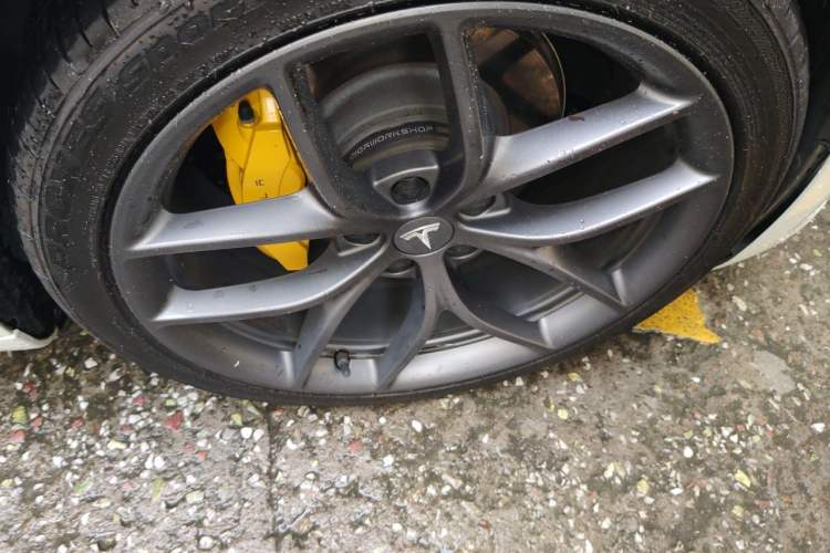 Used Tesla Model 3 2019 Long-Range All-Wheel-Drive Version Right Front Wheel Hub