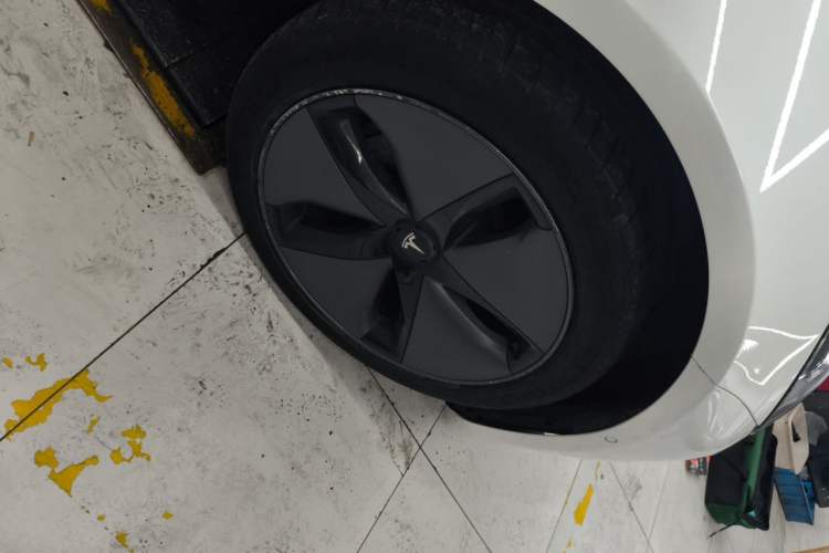 Used Tesla Model 3 2019 Long-Range Rear-Wheel-Drive Version Right Front Wheel Hub