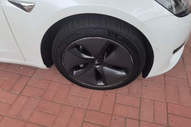 Used Tesla Model 3 2019 Standard Range Rear-Wheel Drive Upgraded Version (52 kWh) Right Front Wheel Hub