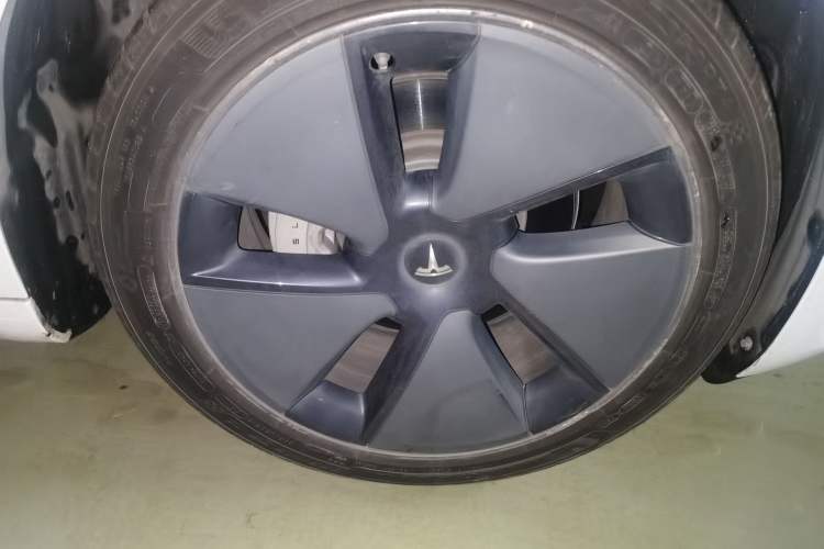 Used Tesla Model 3 2019 Standard Range Rear-Drive Upgraded Version Right Front Wheel Hub