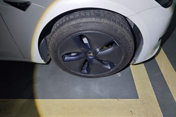 Used Tesla Model 3 2019 Standard Range Rear-Wheel Drive Upgraded Version (60 kWh) Right Front Wheel Hub