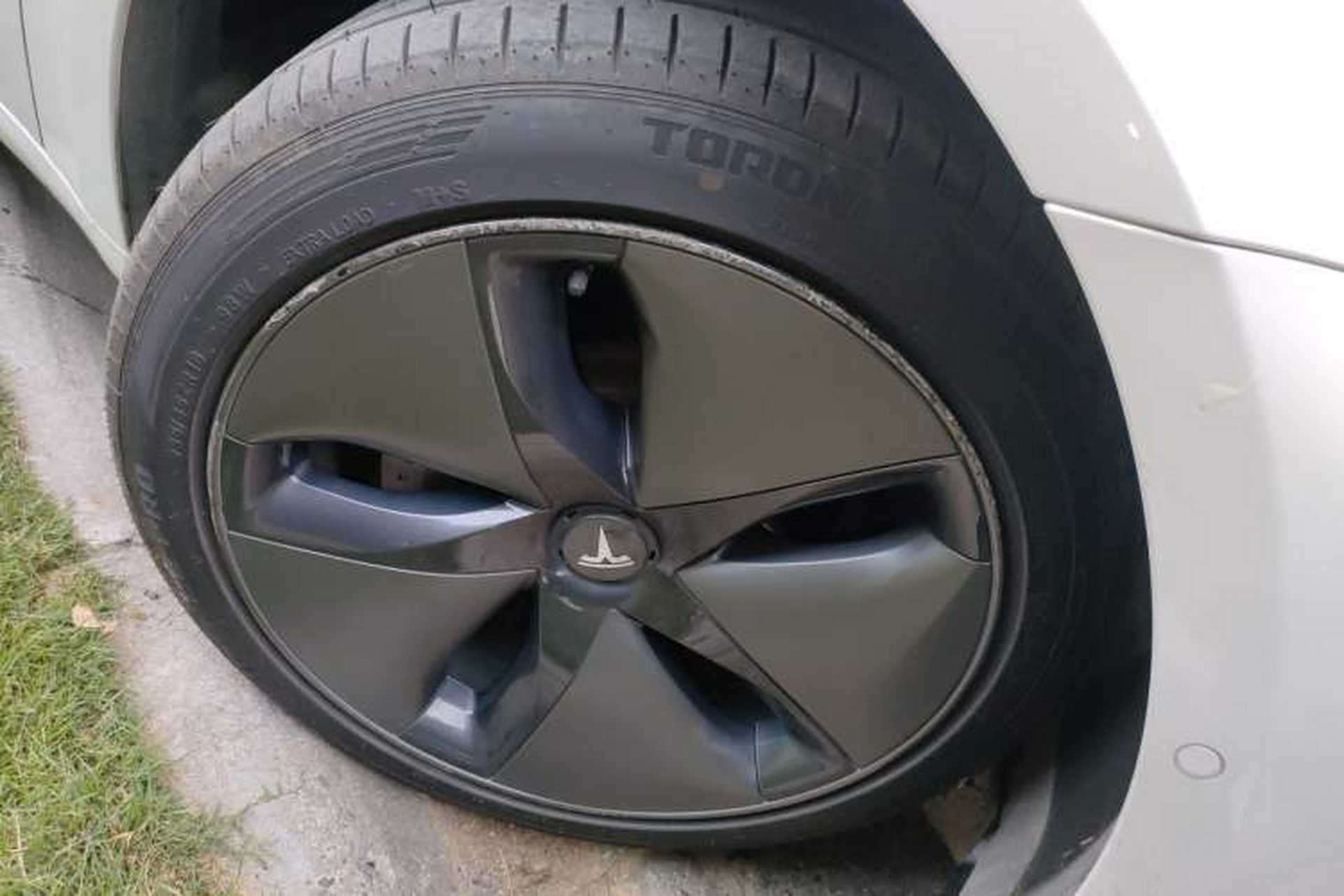Used Tesla Model 3 2019 Standard Range Rear-Wheel Drive Upgraded Version (60 kWh) Right Front Wheel Hub