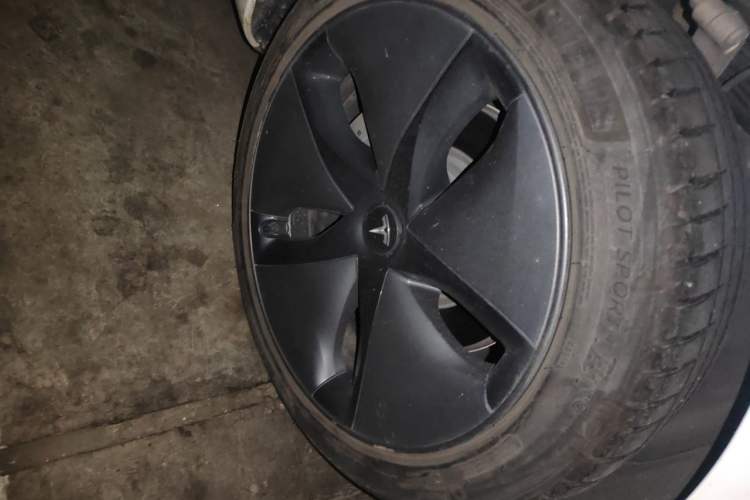 Used Tesla Model 3 2019 Long-Range Rear-Wheel-Drive Version Right Front Wheel Hub