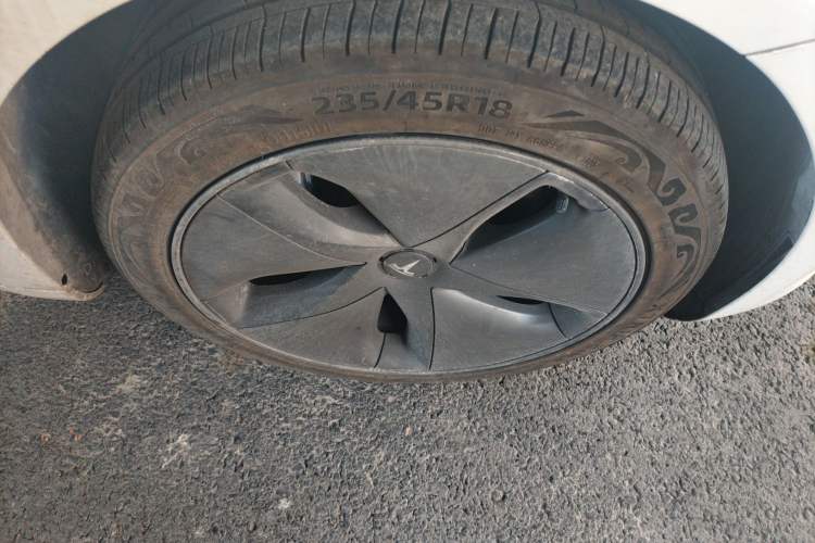 Used Tesla Model 3 2019 Standard Range Rear-Drive Upgraded Version Right Front Wheel Hub