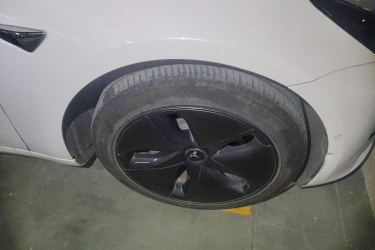 Used Tesla Model 3 2019 Standard Range Rear-Wheel Drive Upgraded Version (60 kWh) Right Front Wheel Hub