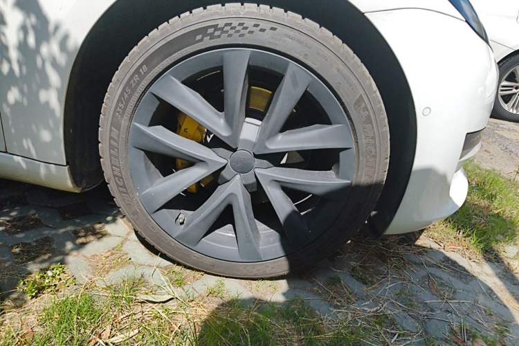 Used Tesla Model 3 2019 Standard Range Rear-Drive Upgraded Version Right Front Wheel Hub