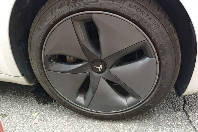 Used Tesla Model 3 2019 Standard Range Rear-Wheel Drive Upgraded Version (52 kWh) Right Front Wheel Hub