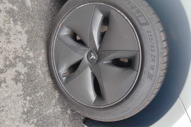 Used Tesla Model 3 2019 Standard Range Rear-Wheel Drive Upgraded Version (60 kWh) Right Front Wheel Hub