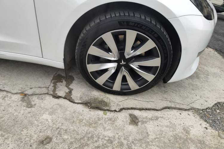 Used Tesla Model 3 2019 Long-Range Rear-Wheel-Drive Version Right Front Wheel Hub