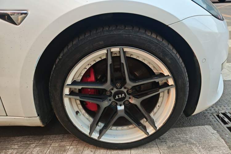 Used Tesla Model 3 2019 Performance High-Performance All-Wheel-Drive Version Right Front Wheel Hub