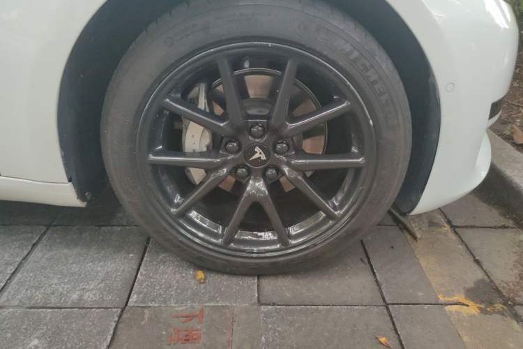 Used Tesla Model 3 2019 Standard Range Rear-Wheel Drive Upgraded Version (60 kWh) Right Front Wheel Hub